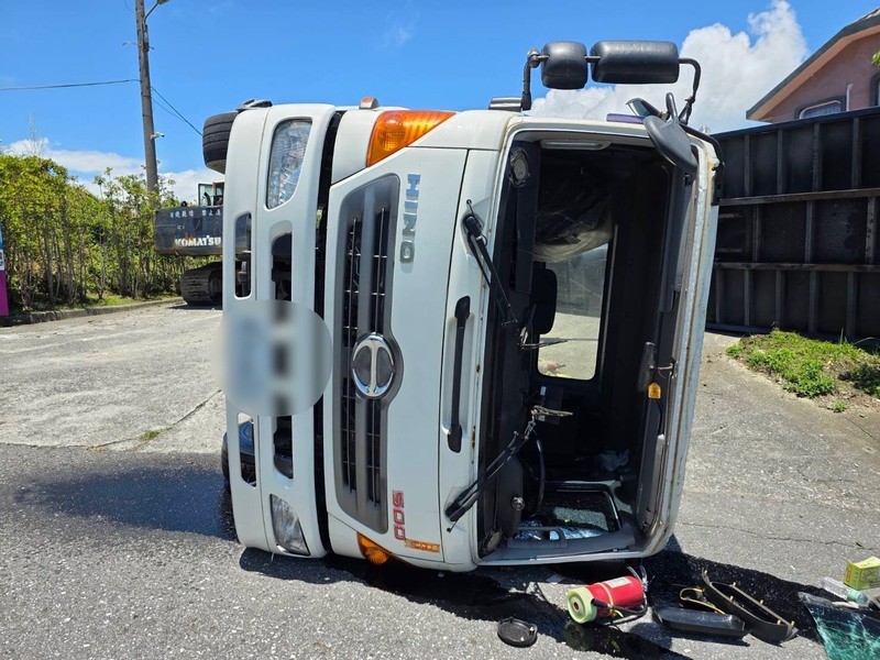 坡度太斜 大貨車卸貨翻覆