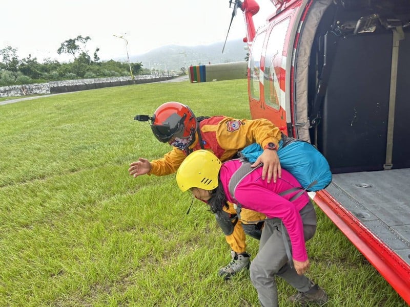 黑鷹出動!空勤總隊急援太魯閣山區 成功吊掛高山症登山客脫困
