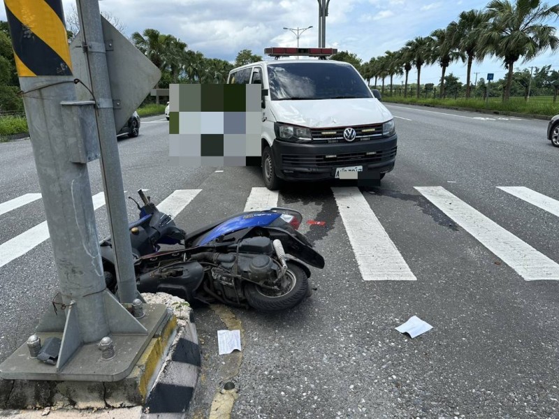 鳳林救護車、機車交岔撞 1駕駛小腿骨折送醫