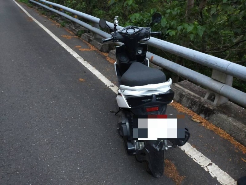 山羌突竄公路!重機騎士閃避不及撞傷倒地 大武警方提醒山區慎防野生動物