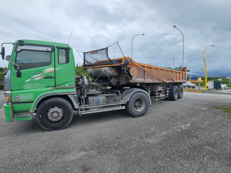曳引車右轉擦撞機車 騎士受傷送醫