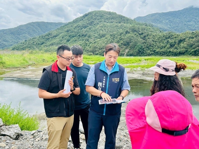 魏嘉賢深入富里潰堤災區 籲加速護堤整建