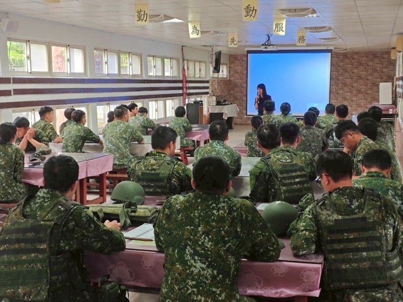 陸軍二支部與鐵警 攜手「防禦駕駛交安講習、防詐宣導」