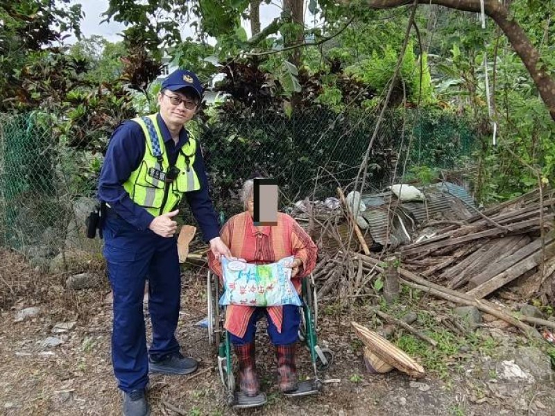 村民夫婦清寒病困 暖警自掏腰包送白米