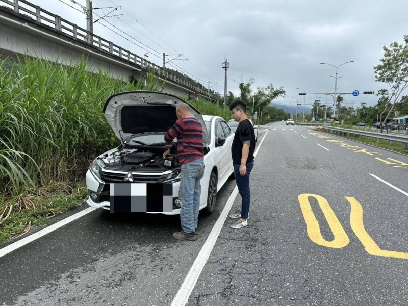 端午假期返鄉車子熄火拋錨 鳳警赴現場救援