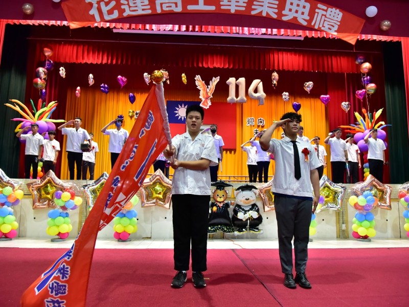 AI校長現身祝福！花蓮高工畢典創意爆棚 學子秀出技職未來力