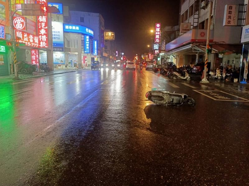 汽車迴轉機車自摔後又一部機車撞過來