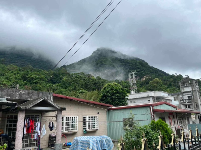 炸山碎石彈飛!亞泥施工驚破富世村活動中心屋頂 村民憂心後續處理進度