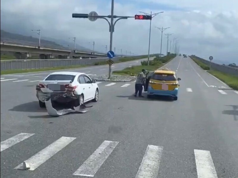 計程車追撞等紅燈自小客車 雙方駕駛、乘客共3人輕傷