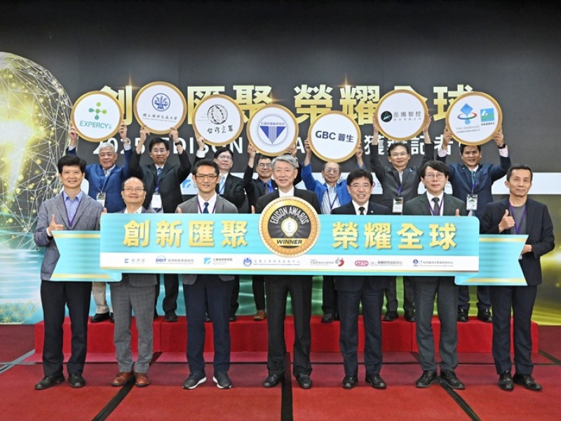 台灣勇奪「愛迪生獎」5金6銀3銅! 布建50條AI試製線 輝達創辦人黃仁勳獲頒成就獎