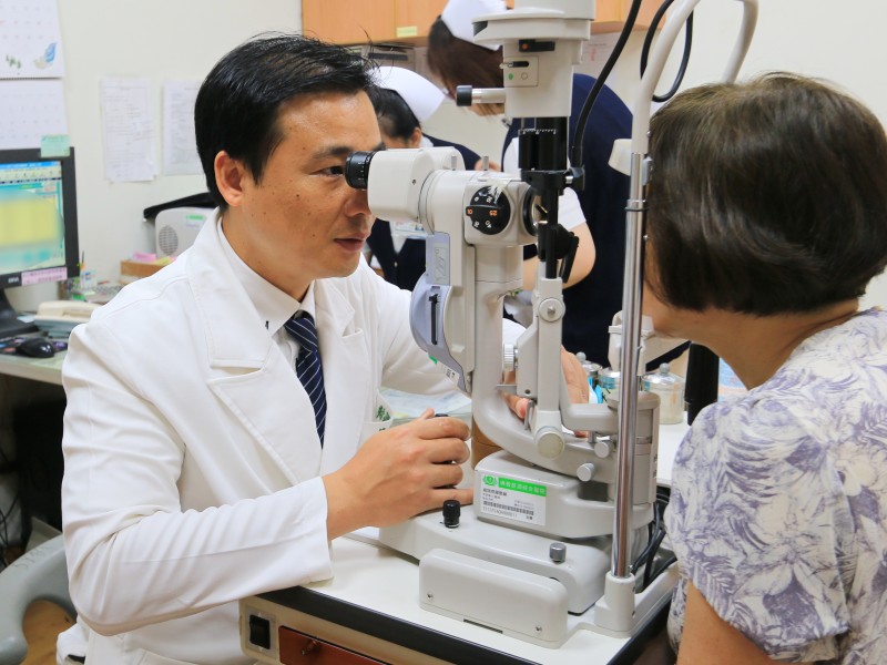 極罕見「黃斑部雙裂孔」!花蓮慈院PRP療法助患者重拾清晰視界