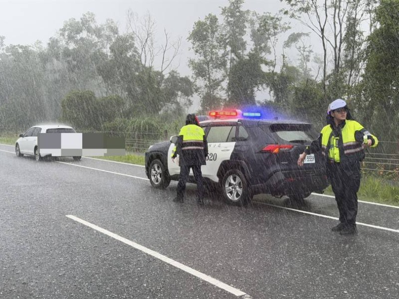 劇烈大雨小客車拋錨 能見度不到百公尺 光復警疏導、救援助排除