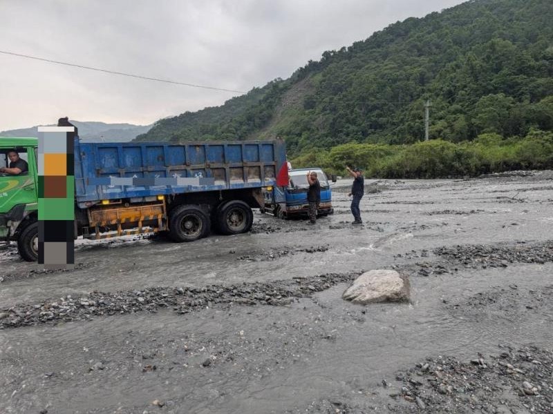 溪水暴漲工程車受困沙洲 波麗士涉水救援