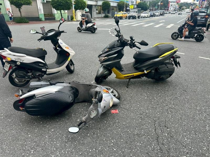 兩機車路口擦撞一騎士輕傷
