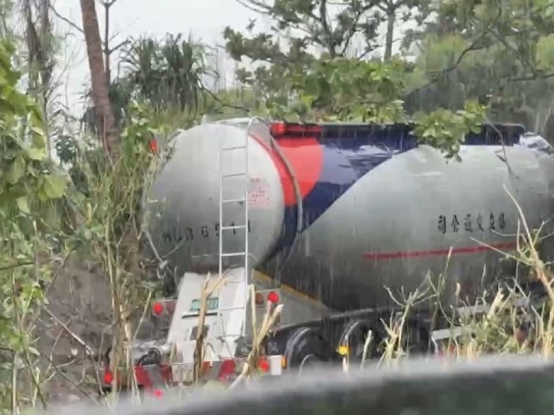 天雨槽罐車失控衝出車道 駕駛頭部受傷送醫