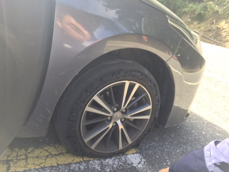 合歡山車輛爆胎困山路 暖警伸援助排難
