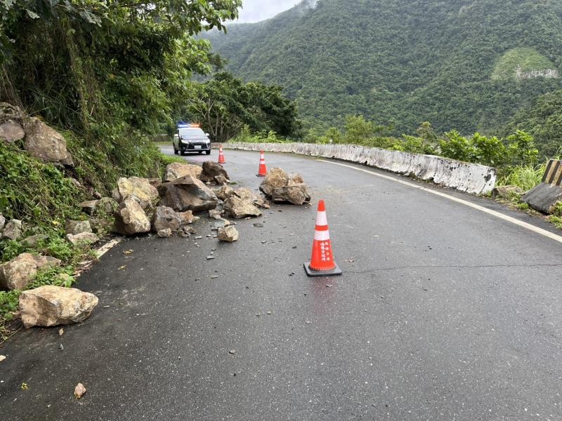山區落石擋道 員警通報清除並交管
