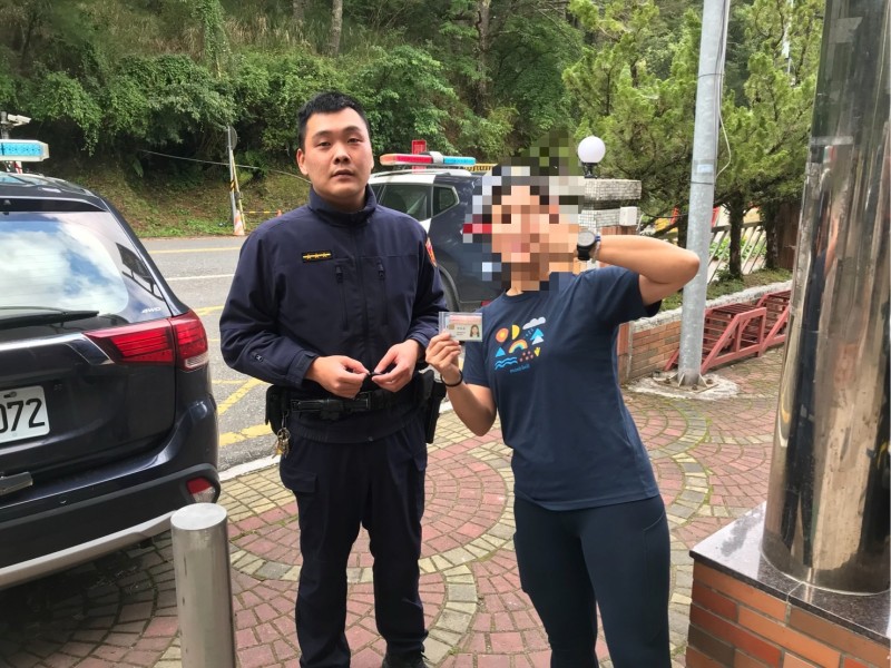 合歡警熱心助人　讓民眾順利搭乘返北處理工作