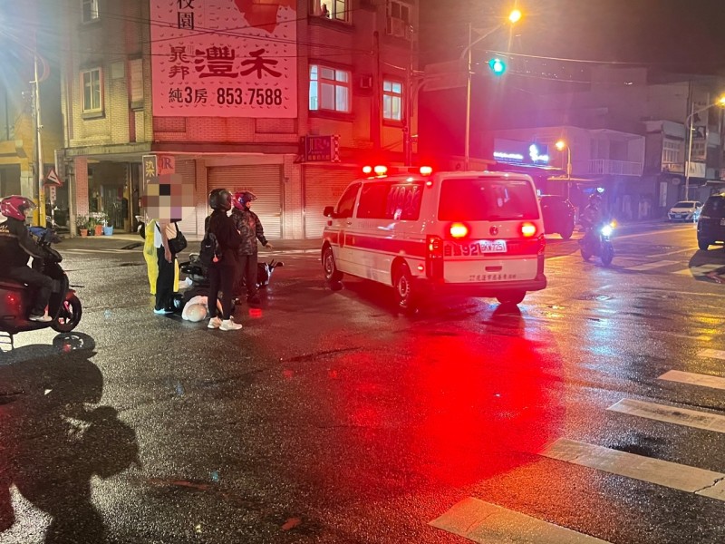深夜機車追撞巨響驚動街頭 明禮路口兩騎士倒地送醫待查