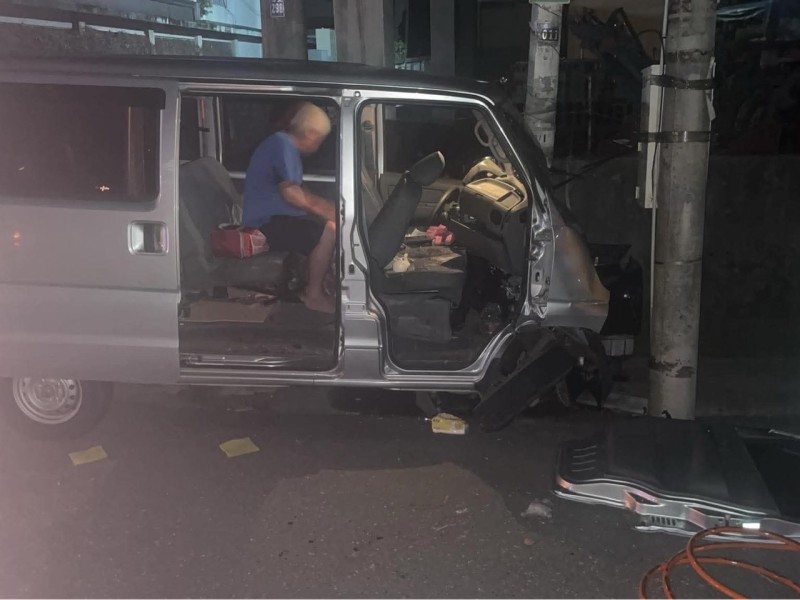 箱型車凌晨自撞 駕駛、乘客共2人受傷