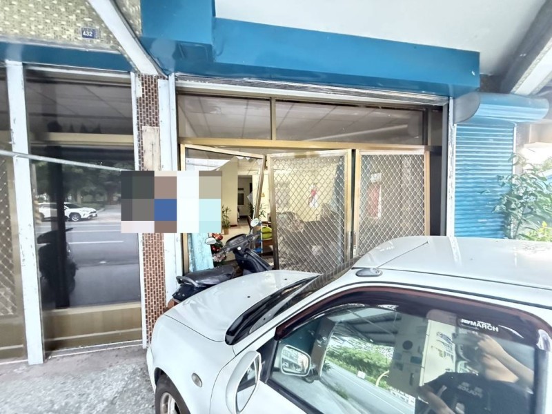 計程車、小客車擦撞撞進住宅門口 駕駛顴骨受傷就醫