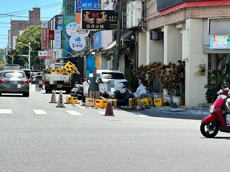 花蓮民國路驚見「啤酒跳車」 酒箱掉落幸無人傷 已排除狀況