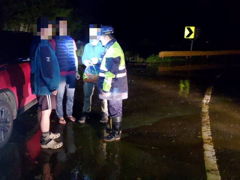 高山夜冷登山客不適 合歡警暖心送水與食物助脫困