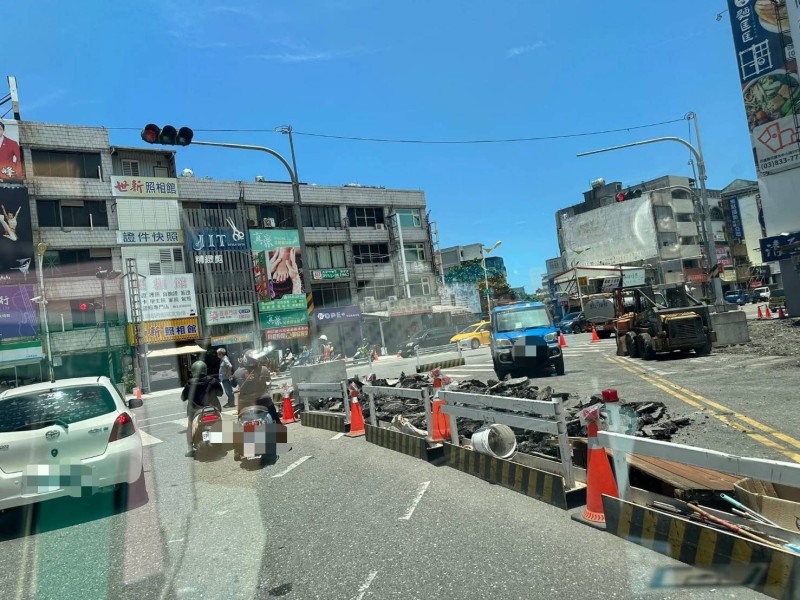花蓮市區人行道施工引民怨 網友戲稱「死亡島」!