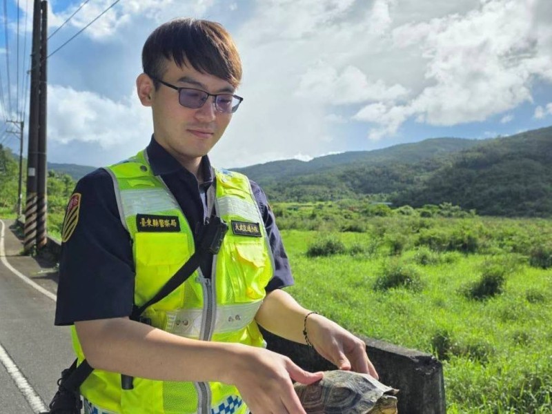 「龜」速穿越險路　大武警護送返家園！