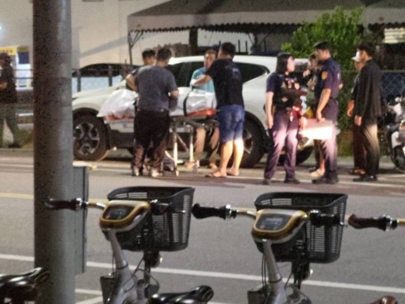 路邊車停多時未移動　警察一查竟是男子陳屍車內