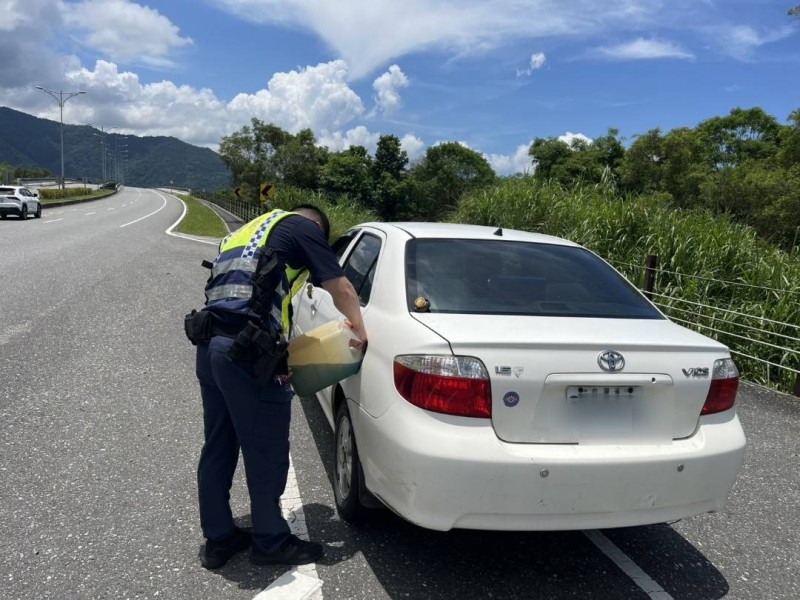 車子開到沒油卡路邊 暖警伸援手「加油」