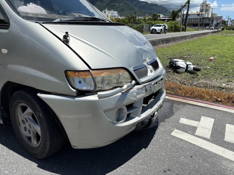 機車、自小客車路口相撞 騎士摔落農田