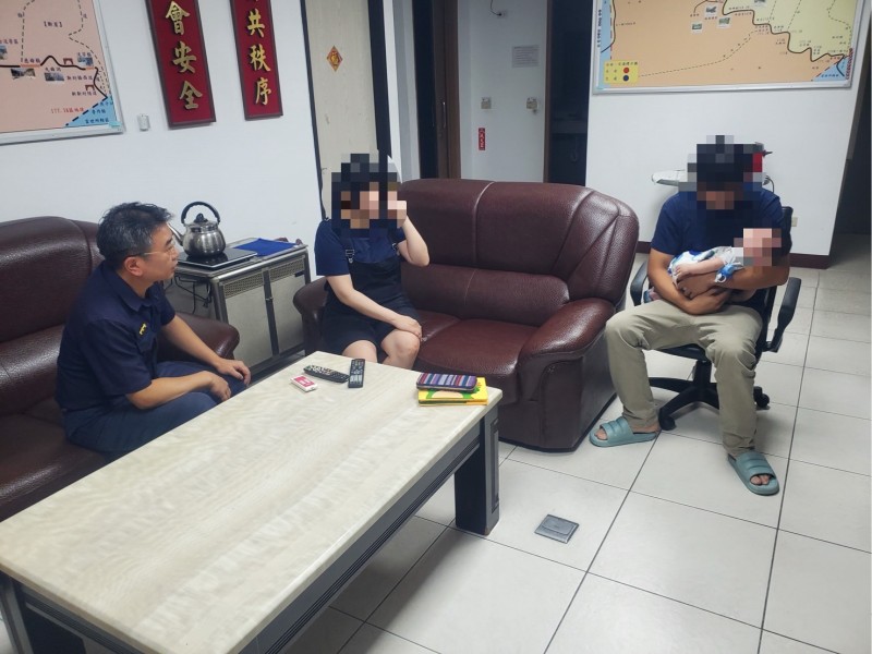 山區起霧受困天祥 警暖心協助嬰兒家庭順利下山