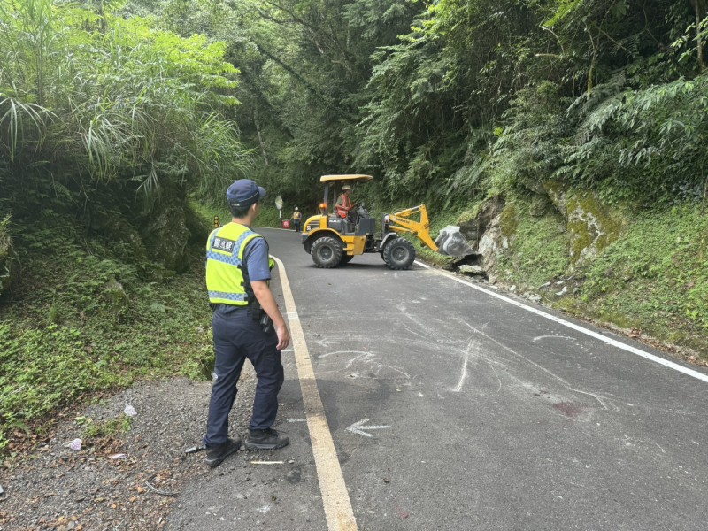 過彎失控撞山壁 男子昏迷送醫 酒測竟超標