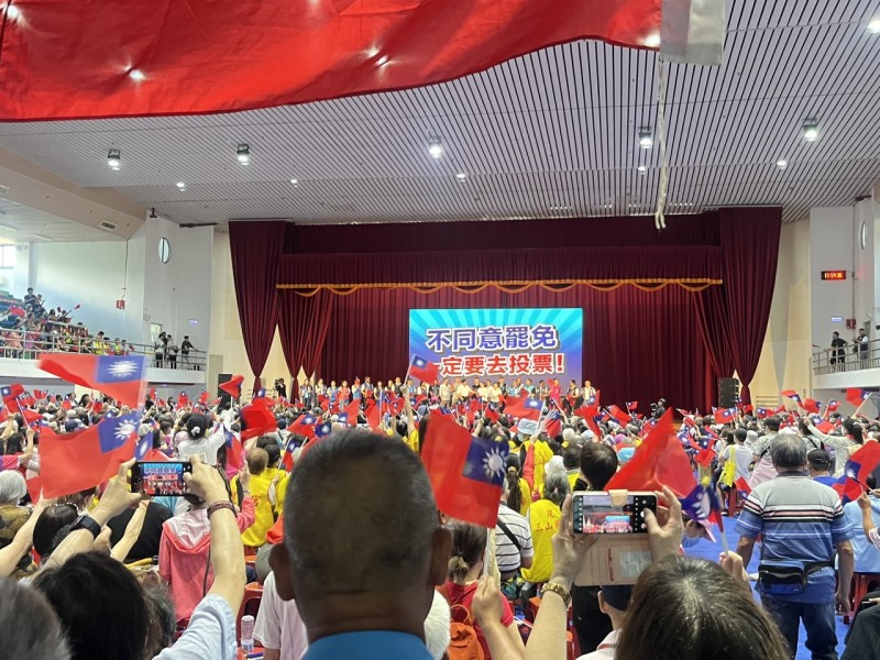 傅崐萁花蓮反罷宣講嗆聲：台灣民主自救從花蓮開始！ 藍營大咖齊聚中正體育場　館長開砲民進黨「只會分裂人民」