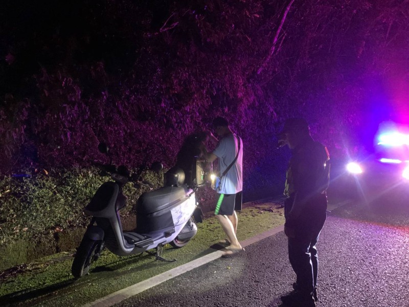 騎夜路電動車沒電熄火 暖警助更換電池