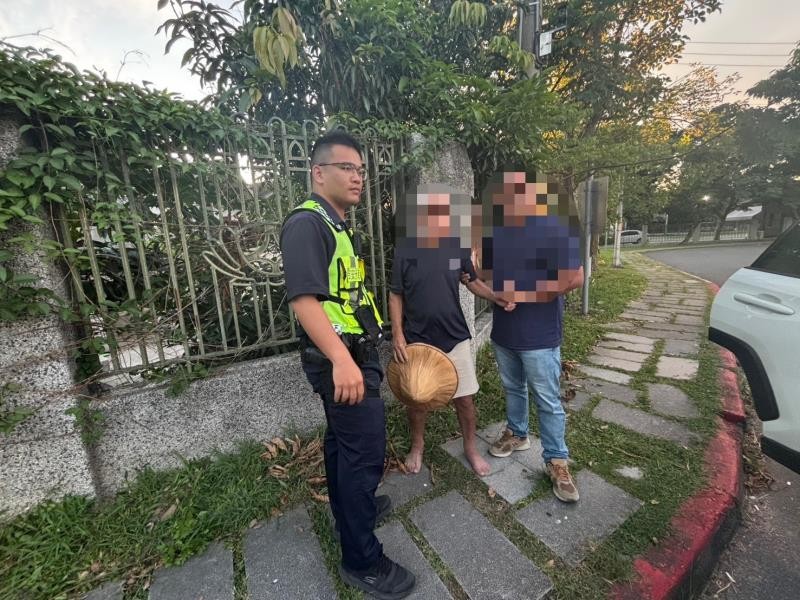 老翁凌晨迷途 暖警助返家