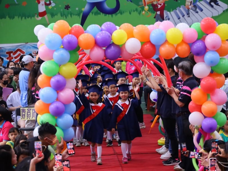 新城鄉立幼兒園大熊班、大象班同學畢業典禮 何禮臺:小小畢業生表現出自信、智慧與知識