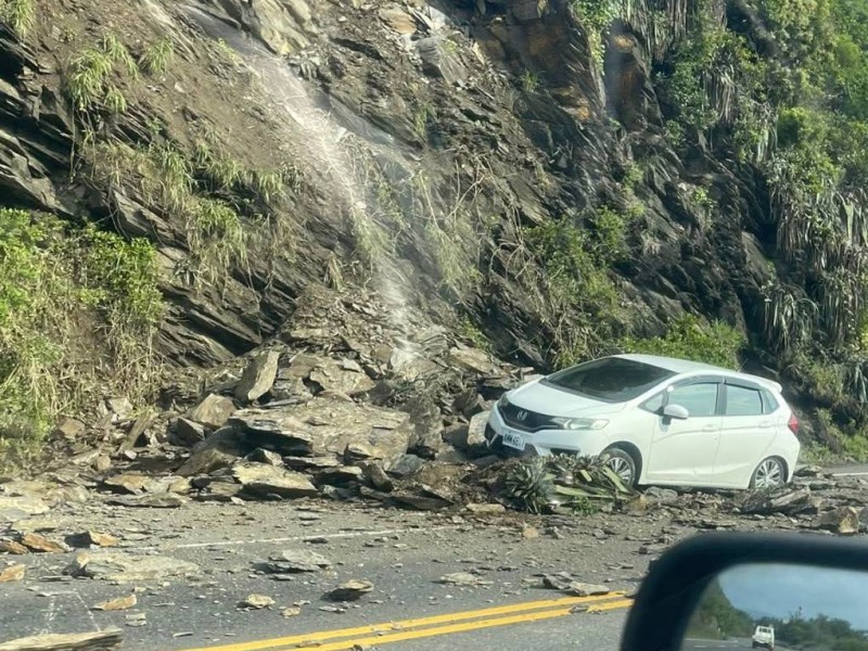 連日豪雨! 突遇落石坍塌 台東轎車撞土堆