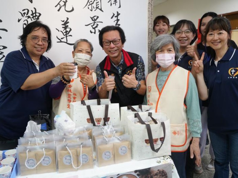 「樂智市集」熱鬧登場 失智長輩現身展能、手作沖咖啡找回自信