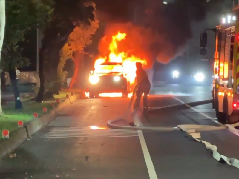 馬亨亨大道驚傳火燒車所幸無人傷亡