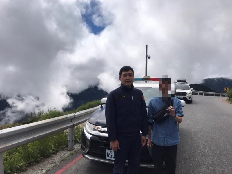 登石門山眼鏡掉了看不清楚 只有請警察幫忙