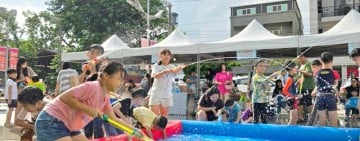 「公益童趣．夏日水樂園」週末遠百花蓮登場，邀你來沁涼一夏！ 魔幻泡泡秀x潑水大戰x美食市集，遠百花蓮夏日親水派對！