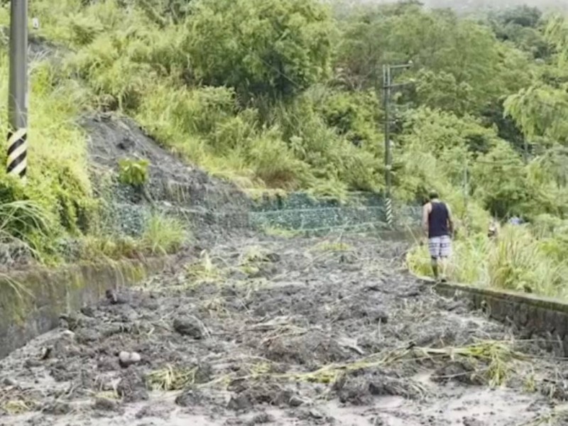 富里鄉吳江村花74線坍方中斷！土石流覆蓋整個路面