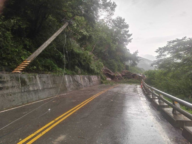 台20線下馬路段邊坡坍方雙向道路阻斷