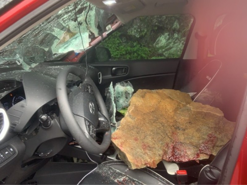 蘇花落石砸車 兩人受傷