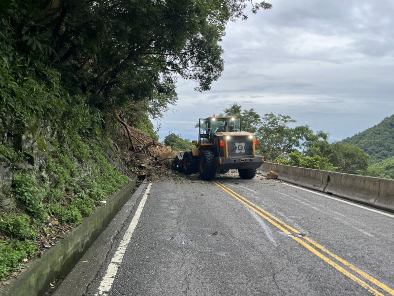 蘇花公路台9線117K+200(東澳路段)落石坍方阻斷，已於今(21)日18時40分搶通