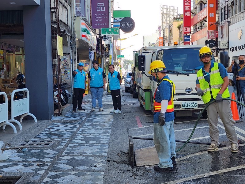 花蓮市中正路排水孔水泥堵塞 清潔隊清疏排除