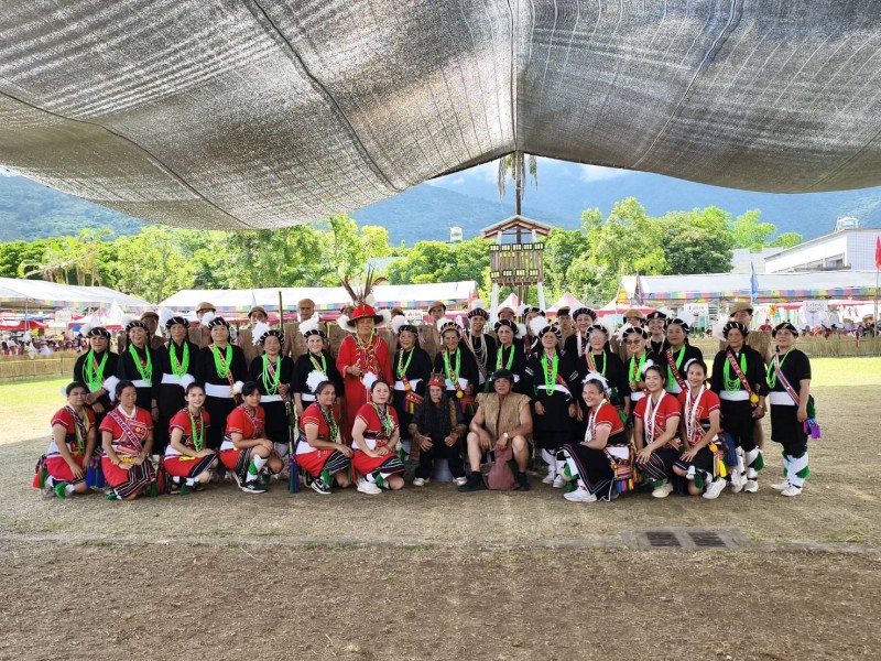 「鳳林小巨蛋」沸騰三夜　吉娜魯岸部落豐年祭圓滿落幕 三日祭儀假吸引族人返鄉　千人月下共舞展阿美族文化之美