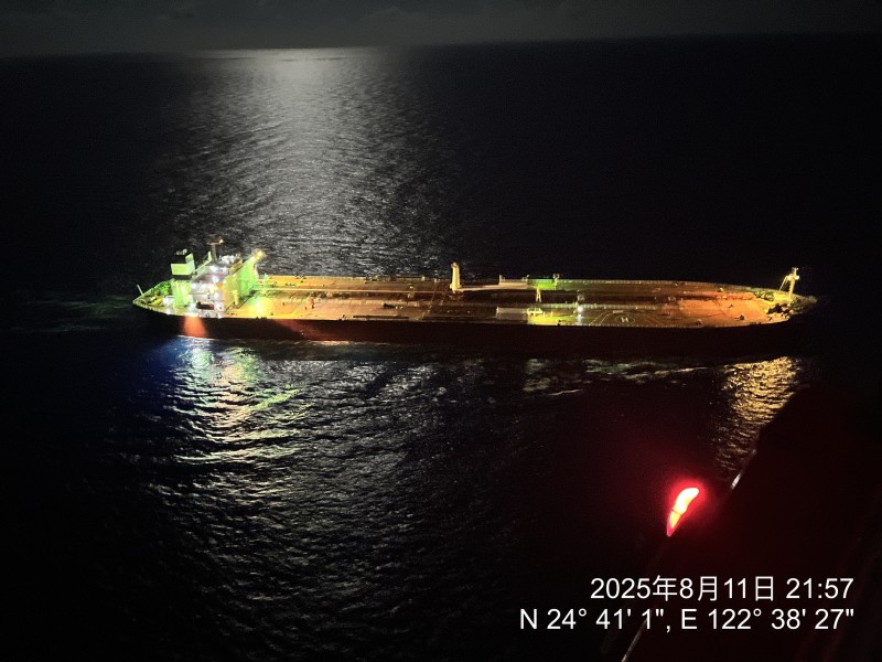 巴拿馬籍貨輪中國籍船員「右手掌壓傷見骨」空勤黑鷹出動救援
